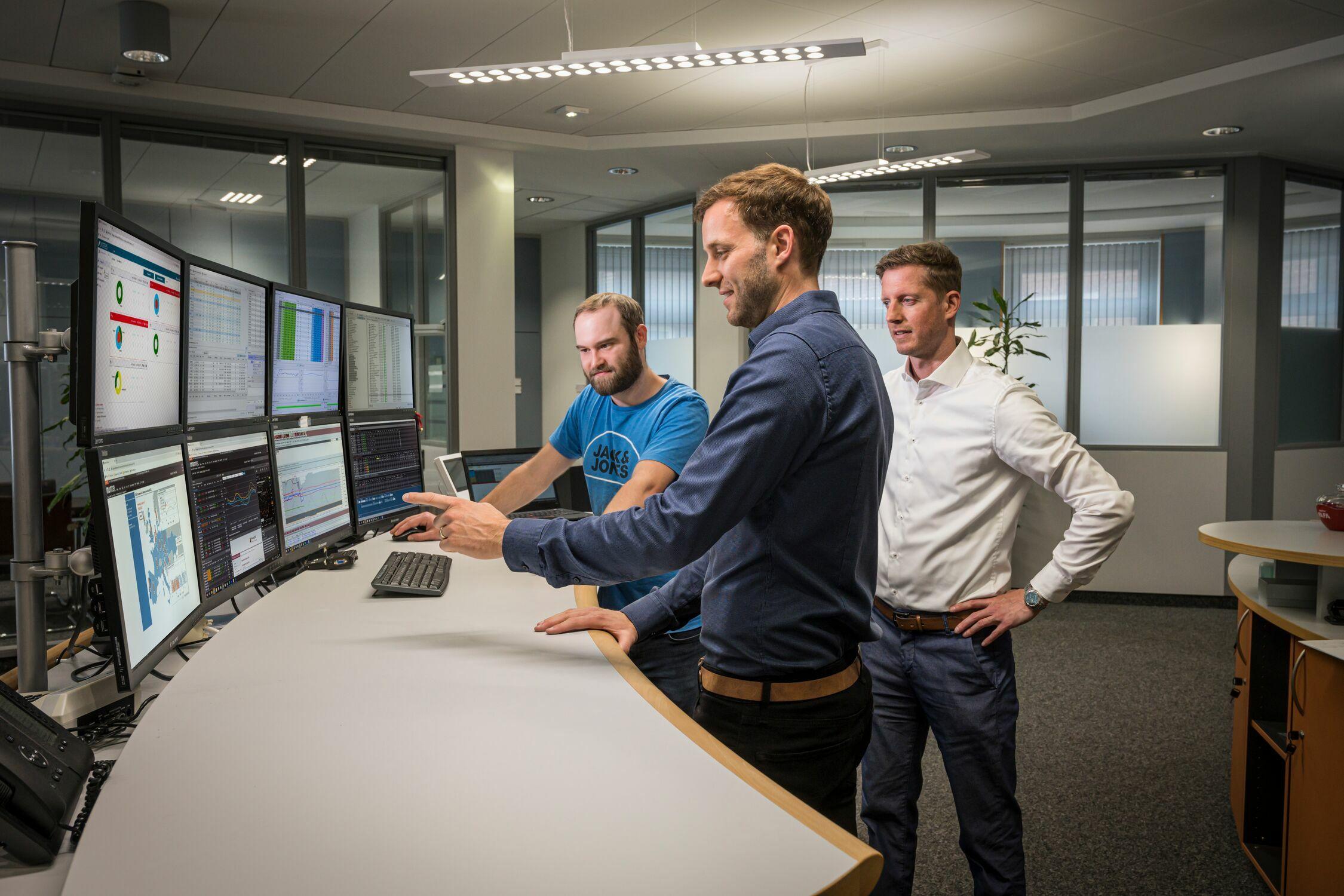 Employees discuss topics relating to the optimisation of power production