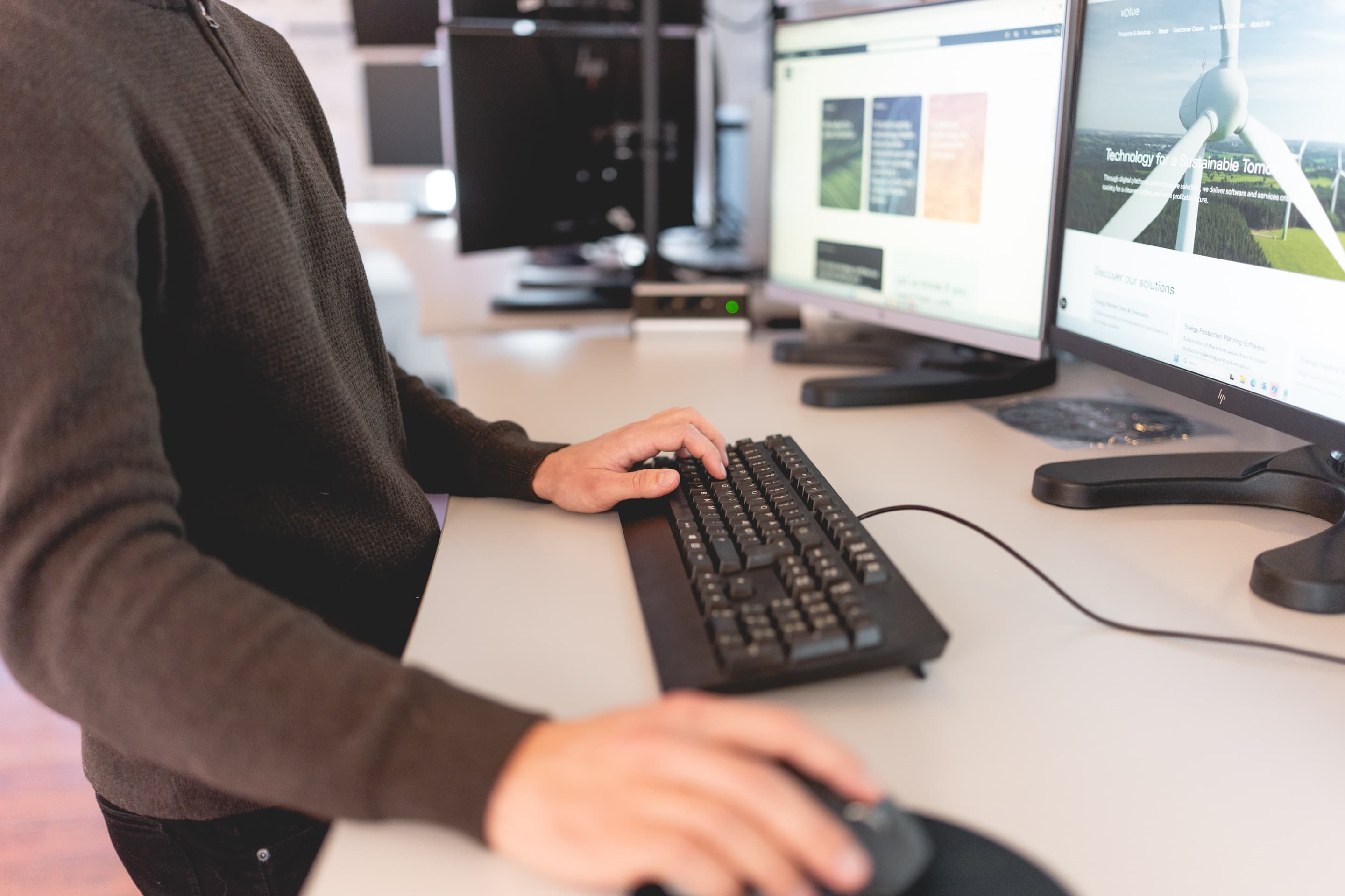 Image of hands working at PC station in Volue Control Room